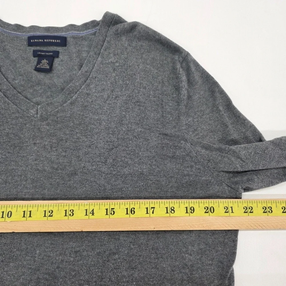 Banana Republic Mens L Gray V-Neck Sweater Silk Cotton Cashmere Blend Preppy‎